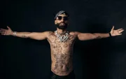 Durante su gira mundial, el artista rechazó que el país deba pedir disculpas por su pasado colonial y reivindicó el idioma español.