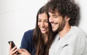 El pebbling describe pequeños gestos que fortalecen vínculos en redes sociales.