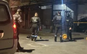 Personal del GIR acordonó la zona y evacuó a moradores cercanos durante la inspección del vehículo sospechoso.