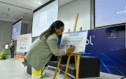 La rectora de la Espol, Cecilia Paredes, firma una alianza de cinco universidades para hacer el estudio GEM en Ecuador, que mide cómo van los emprendimientos en el país.