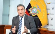 José Serrano permanece detenido en un centro migratorio de Miami mientras se define su situación judicial.