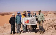Imagen de los miembros de la expedición en un cerro de Ounianga, al norte de Chad.
