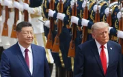 El presidente chino Xi Jinping unto al presidente estadounidense Donald Trump durante una ceremonia de bienvenida en el Gran Salón del Pueblo en Pekín, China, este jueves.