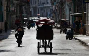 Vista general, captada a contraluz este 13 de mayo, de una calle en el centro de La Habana (Cuba).