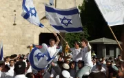 Israelíes de derecha se reúnen para la "Marcha de la Bandera" anual cerca de la Puerta de Damasco en la Ciudad Vieja de Jerusalén, el 14 de mayo de 2026.