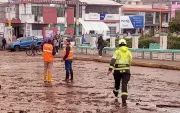 Un aluvión en Aloasí dejó viviendas afectadas, vías dañadas y familias limpiando el lodo tras la emergencia.