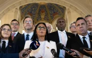 Delcy Rodríguez (C), presidenta interina de Venezuela, habla con periodistas tras una sesión en La Haya, Países Bajos, el 11 de mayo de 2026.