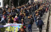 Mineros participan en una protesta donde exigen la atención de sus demandas al presidente de Bolivia, Rodrigo Paz, este jueves en La Paz (Bolivia).