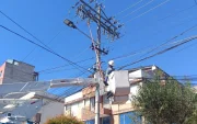 Personal de la Empresa Eléctrica Quito trabajó en la reparación del cable subterráneo afectado en el norte de la capital.