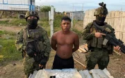 Alias “Negro”, señalado como integrante de SAO BOX, fue capturado durante un operativo militar ejecutado en Puerto Bolívar, en la provincia de El Oro.
