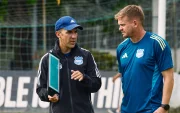 Cristian Nasuti (d) asume como director técnico interino tras la salida de Vicente Sánchez (i) en Emelec.