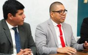 Íder Morán Caicedo (derecha) fue presentado como presidente de la Comisión Interventora y de Fortalecimiento Institucional (CIFI), nombrada por el CES.