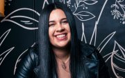 Nacida en Valledupar en 1998, Bernal estudiaba Psicología cuando descubrió en Wattpad un espacio donde podía compartir las historias que llevaba años construyendo en su cabeza.