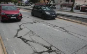 Las grietas en la calzada afectan la movilidad en un tramo de Guayacanes.
