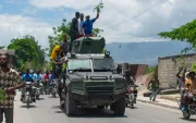 Personas celebran la llegada de la Policía Nacional Haitiana (PNH) a una zona del barrio Cité Soleil tras enfrentamientos entre grupos armados, en Puerto Príncipe (Haití).