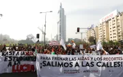 Estudiantes chilenos captados este 14 de mayo al protestar en contra de los recortes económicos ejecutados por el Gobierno de José António Kast, en Santiago de Chile.