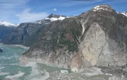 Deslizamiento de tierra ocurrido el 10 de agosto de 2025, en la desembocadura del glaciar South Sawyer hacia el fiordo Tracy Arm, al sureste de Alaska.