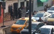 En el suroeste de Guayaquil se capturó al sujeto que manejaba este taxi en el que habrían llegado los sicarios que asesinaron a dos personas en Playas.
