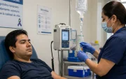 Paciente recibe tratamiento intravenoso en un centro especializado, mientras especialista advierte sobre el diagnóstico tardío de la Mucopolisacaridosis.