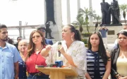 Según la fundación Malecón 2000, el evento fue espontáneo, pero en la convocatoria hasta usaron un podio.