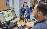 Ciudadano realiza el registro fotográfico en una agencia del Registro Civil para obtener la cédula en Ecuador