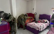 Personal de las Fuerzas Armadas realizó el allanamiento a la vivienda. En el procedimiento hallaron un centro clandestino de monitoreo a barrios de La Fragata.