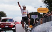 Jhonatan Narvaez pasando la meta como primero en la etapa 8.
