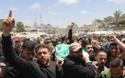 Varias personas recorrieron las calles de la Ciudad de Gaza con el cuerpo de Ezedin Al Hadad.