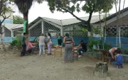 Padres de familia reparan y acondicionan las bancas escolares que usarán sus hijos durante el año lectivo.