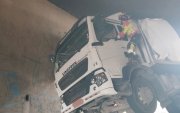 El camión chocó y se quedó virado debajo del paso a desnivel de San Blas, en el centro de Quito.