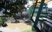 En las orillas del río Milagro hay diversidad de desechos, que muestran la falta de control.