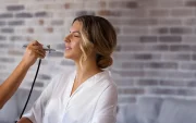 El maquillaje con aerógrafo permite lograr una piel ligera, uniforme y de larga duración, ideal para novias, eventos y producciones donde el acabado debe mantenerse impecable por horas.