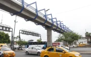 La avenida 25 de Julio, en el sur guayaquileño, recibe un alto flujo vehicular a diario. Desde los pasos peatonales es posible ver ese caos vial que suele formarse y que dificulta el paso a los peatones.