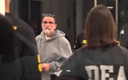 Captura de video de Alex Saab escoltado por agentes de la DEA a su llegada este sábado 16 de mayo, al aeropuerto de Opa-locka, en el condado de Miami-Dade (EE.UU.)