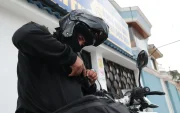 Armas semiautomáticas decomisadas en operativos policiales reflejan el aumento de armamento en circulación en Ecuador.