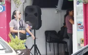 En varios negocios de Tumbaco, los parlantes están camuflados entre los productos, mientras otros quedan expuestos y aumentan el ruido en el sector.