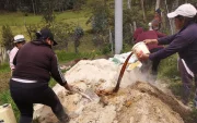 Agricultores son capacitados por el Ministerio de Agricultura para producir bioinsumos ante el alza de precios de los fertilizantes.