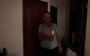 Usar velas para contrarrestar la falta de energía eléctrica se ha vuelto constante en Guayaquil debido a los continuos e imprevistos apagones.