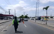 Un agente de tránsito durante el operativo ejecutado este domingo 17 de mayo en la vía Perimetral, junto a la isla Trinitaria, sur de Guayaquil.