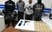 Alias “Gordo” y “Huevo” fueron detenidos con armas y droga tras un allanamiento en Solanda, sur de Quito.