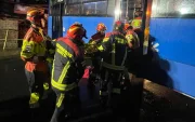 Según los bomberos, el bus se impactó contra un muro en Chillogallo, en el sur de Quito.