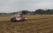 Una de las máquinas que se usan en la agricultura y que funciona con combustible.