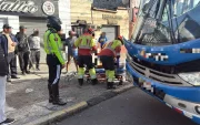 Personal de emergencia atendió a una mujer atropellada en la av. Mariscal Sucre, en el sur de Quito.