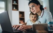 La maternidad continúa representando un desafío para miles de mujeres ecuatorianas que intentan mantener estabilidad laboral mientras enfrentan procesos de crianza.
