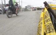 Referencial.Cinta policial delimita la zona en Chone, Manabí, donde se reportó la masacre que dejó cuatro víctimas mortales.