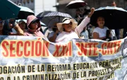 Maestros de la Coordinadora Nacional de Trabajadores de la Educación (CNTE) protestan en Ciudad de México (México).