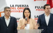 La derechista Keiko Fujimori (c), candidata a la Presidencia de Perú, habla este 17 de mayo de 2026, en una rueda de prensa, en Lima (Perú).
