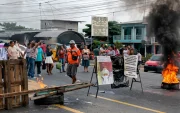 Madres de familia protestaron con quema de llantas por los daños sanitarios en una escuela de Puente Lucía.