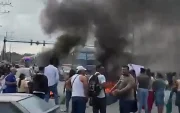 Padres bloquean la vía a Daule con quema de neumáticos, exigiendo mejoras en una escuela de Guayaquil.