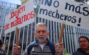 Pacientes y ciudadanos protestan en la Amazonía contra el abandono estatal, con carteles que denuncian la contaminación por mecheros.